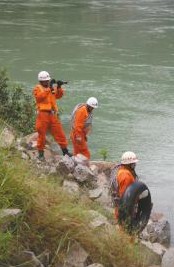 8日上午，消防官兵在江边搜寻失踪者。